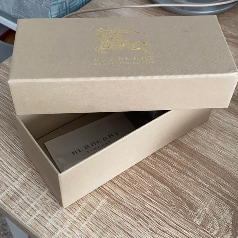 Burberry Box - Picture 2 of 2